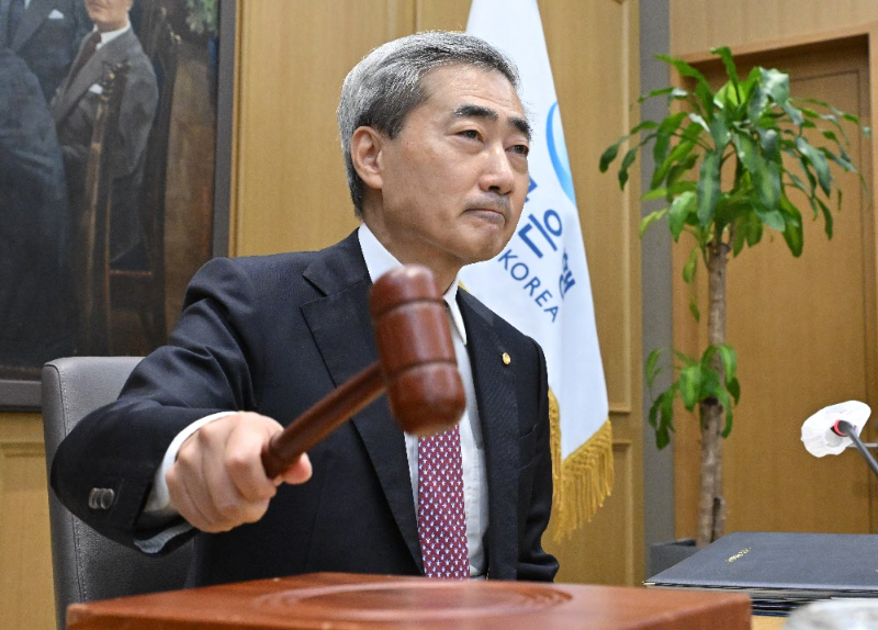 [사설]3년 반 만의 통화긴축 전환… 확장재정과 엇박자 안 나게