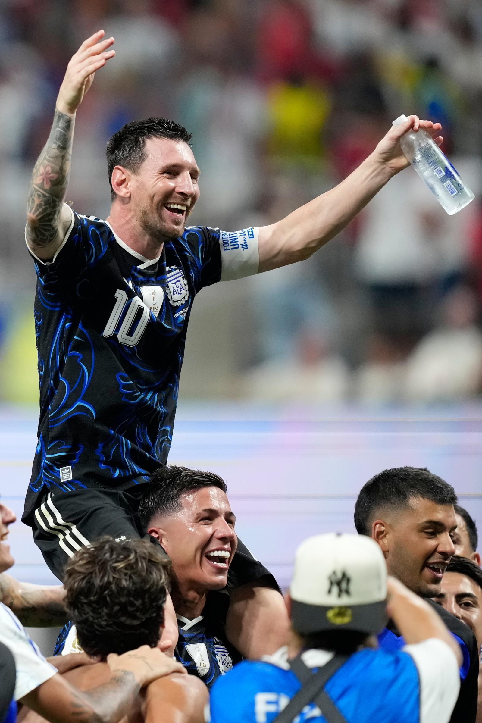 리오넬 메시가 16일 잉글랜드와의 2026 북중미 월드컵 준결승전에서 극적인 2-1 역전승을 거둔 뒤 엔소 페르난데스의 목말을 타고 기뻐하고 있다. 메시는 이날 도움 2개를 기록하며 팀 승리를 이끌었다. 페르난데스는 0-1로 뒤지던 후반 40분 메시의 패스를 받아 동점 골을 터뜨렸다. 마이애미=AP 뉴시스