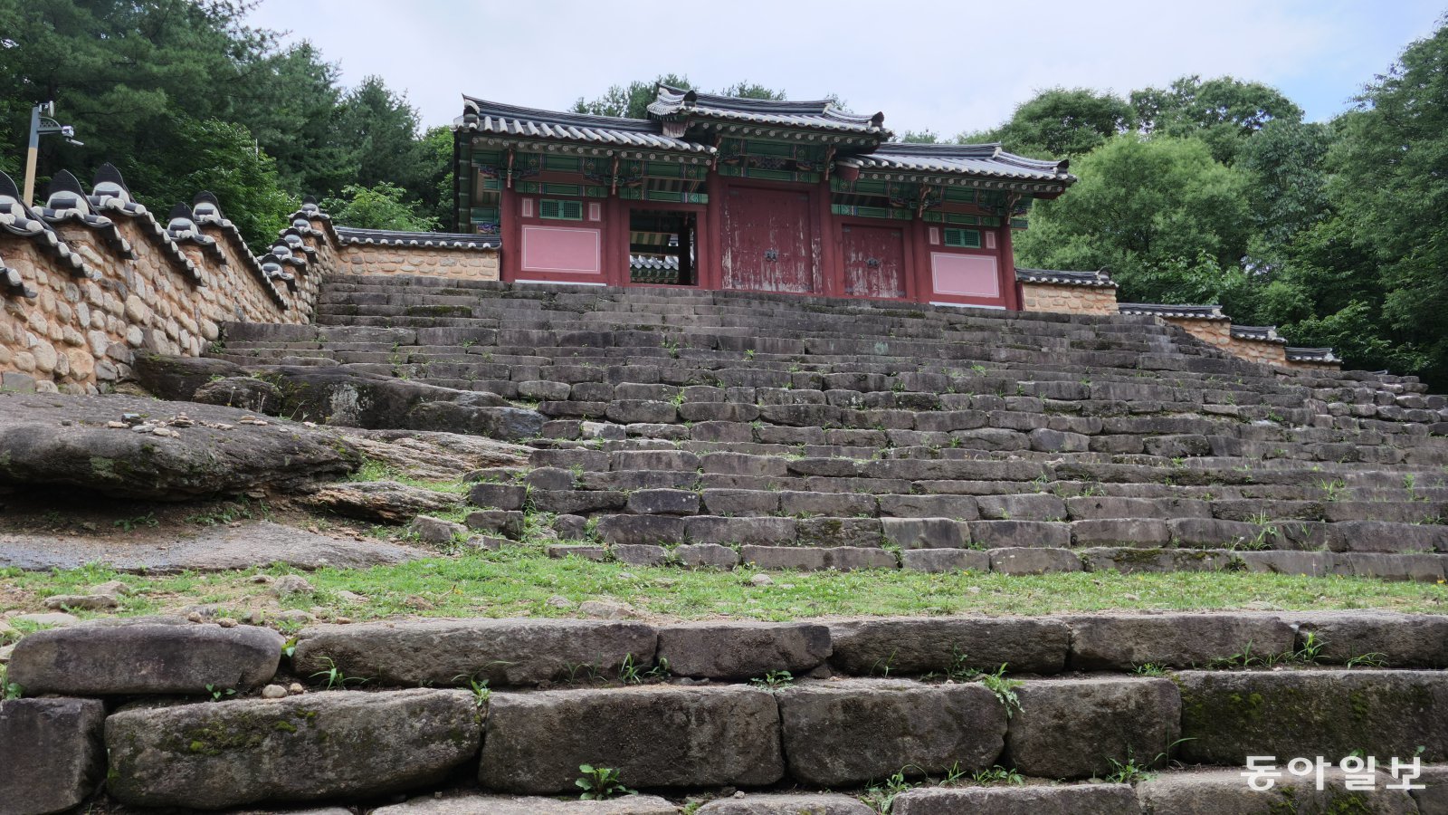 화양구곡 만동묘. 계단이 좁고 가팔라 꼿꼿히 서서 오르기 힘들다.