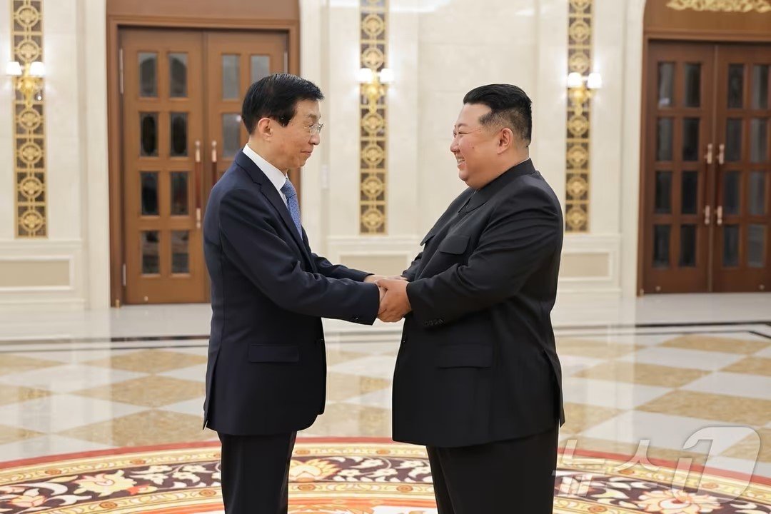 김정은, 왕후닝 접견…“북중조약은 전략적 기둥”