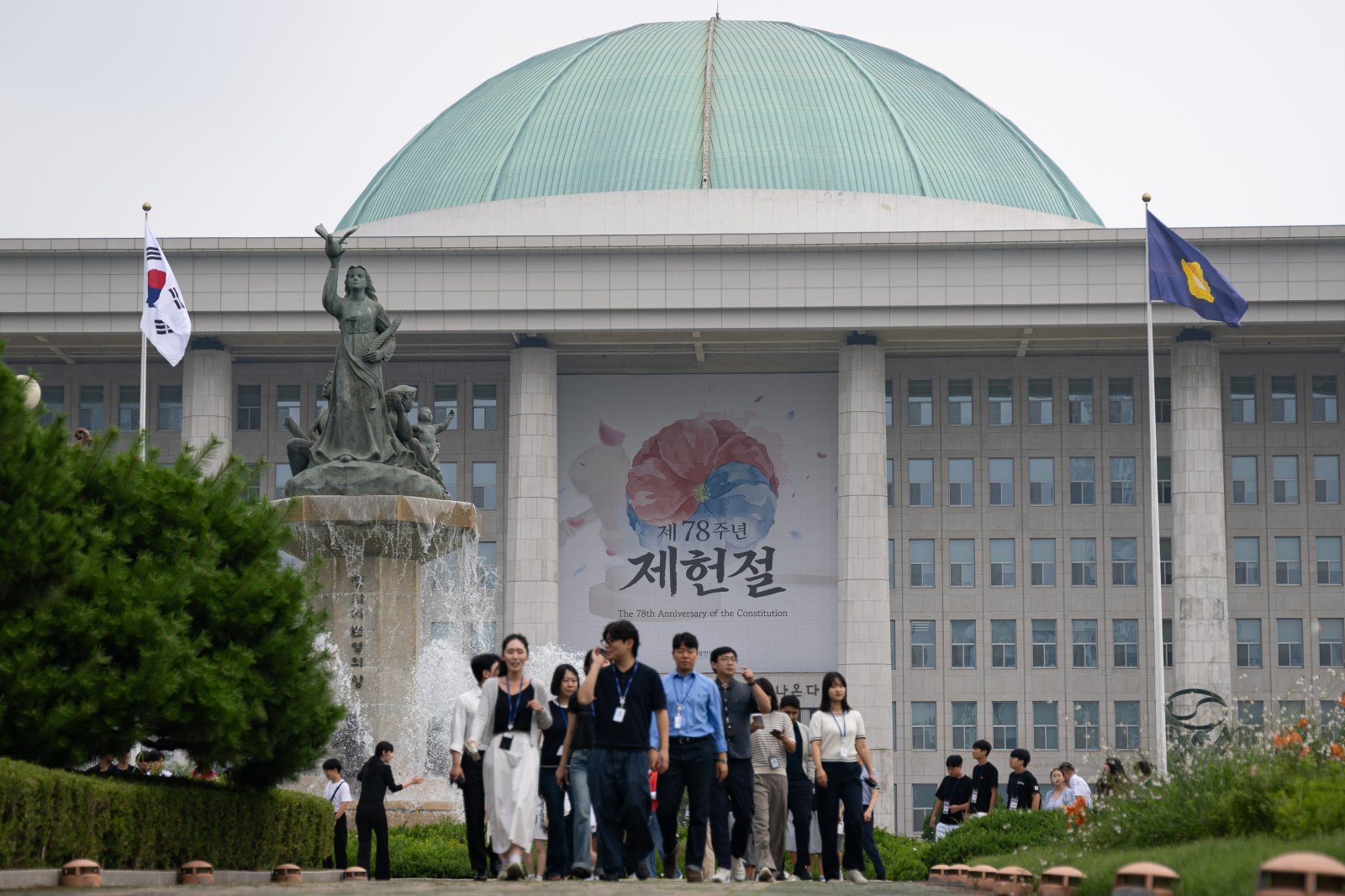 ‘18년 만의 빨간날’ 국회서 제헌절 경축식…野 대표는 불참