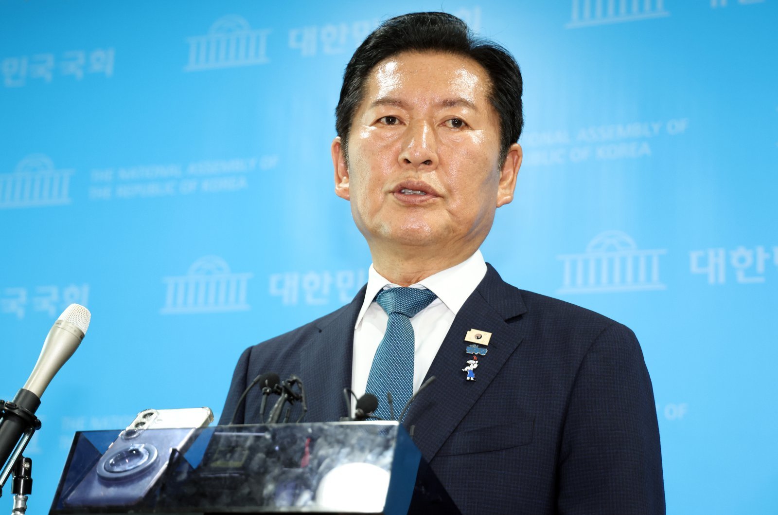 정청래 전 더불어민주당 대표가 13일 여의도 국회 소통관에서 당대표 출마 기자회견을 마친 뒤 백브리핑을 하고 있다. 뉴시스