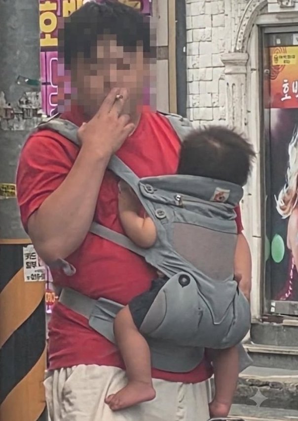 아기 안고 길 한복판서 흡연하는 남성…“애가 연기 다 마신다” 공분