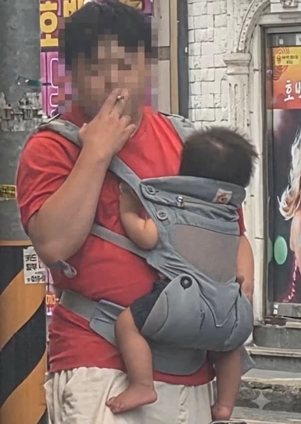 아기 안고 흡연한 남성…누리꾼 “아동학대”