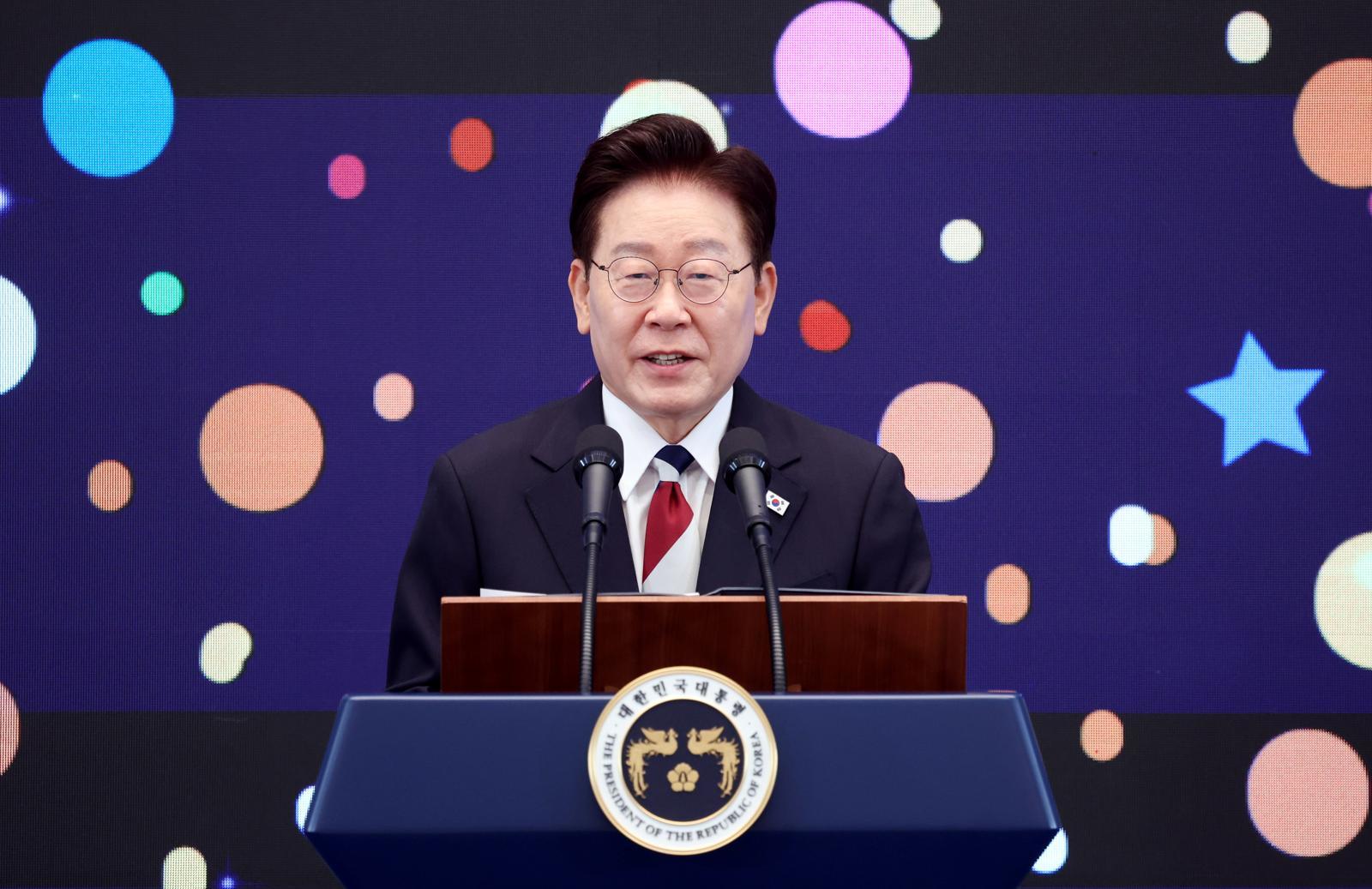 李 “누구도 헌법 위 군림 안돼…민주주의 위협 다신 없어야”