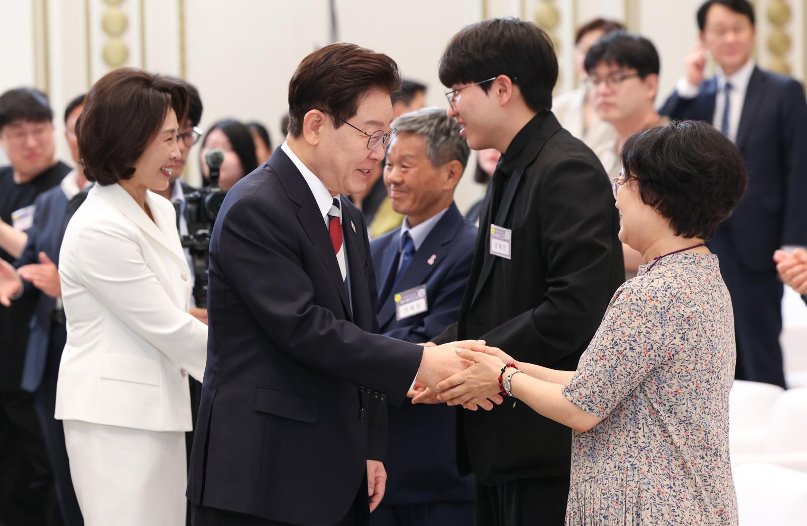 이재명 대통령과 김혜경 여사가 17일 청와대 영빈관에서 열린 ‘빛의 위원회’ 출범 기념 시민 초청 행사에서 참석자들과 인사를 하고 있다. 2026.07.17.  뉴시스