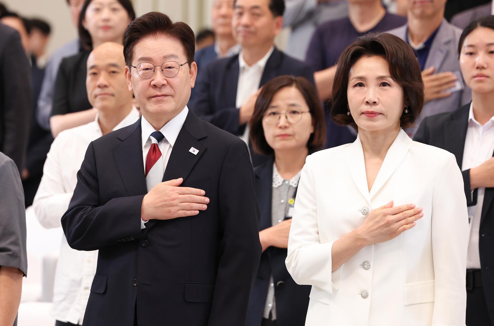 이재명 대통령과 김혜경 여사가 17일 청와대 영빈관에서 열린 ‘빛의 위원회’ 출범 기념 시민 초청 행사에서 참석자들과 국민의례를 하고 있다. 2026.07.17. 뉴시스