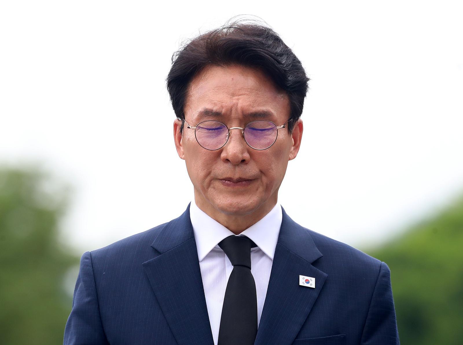 김경수와 盧 묘역 찾은 김민석 “오판과 부족 사과…크게 죄송”