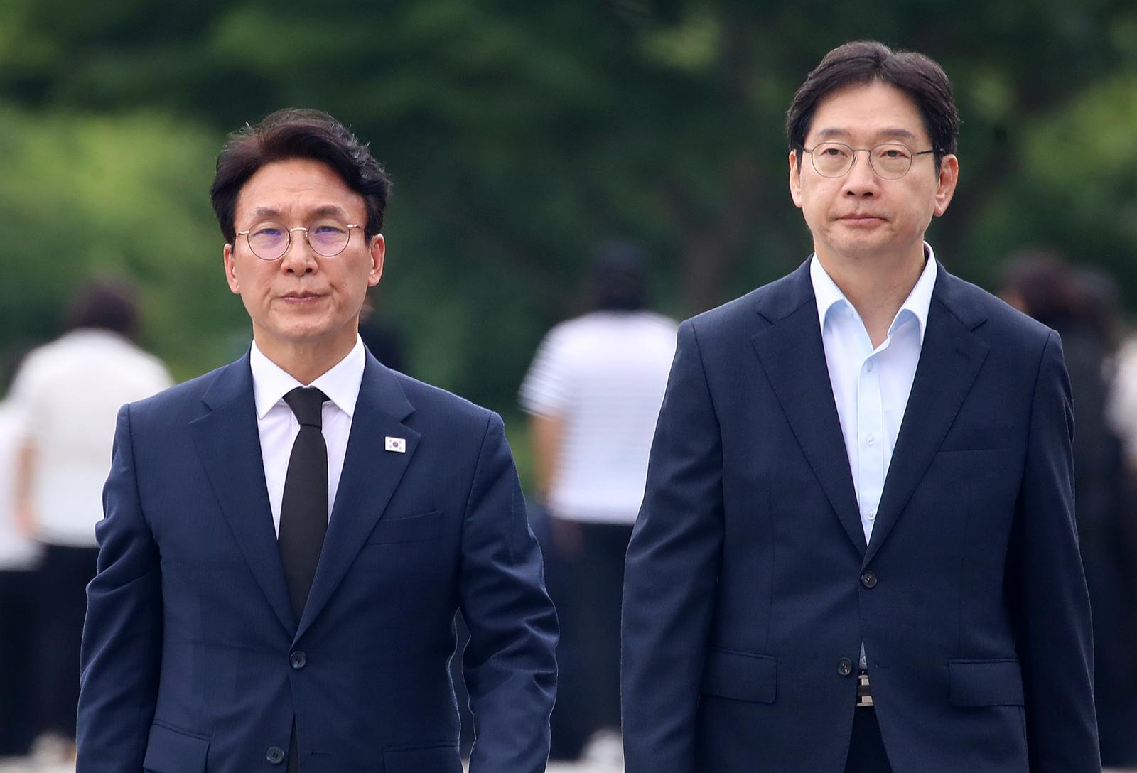 더불어민주당 당대표 후보인 김민석 전 총리와 김경수 전 대통령 직속 지방시대위원회 위원장이 17일 경남 김해 진영읍 봉하마을을 찾아 고 노무현 전 대통령 묘역을 참배하기 위해 이동하고 있다. 2026.7.17/뉴스1