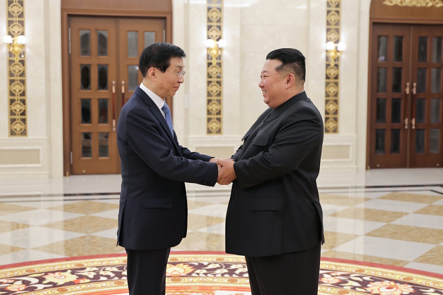 김정은, 방북한 왕후닝과 회동… 北中 우호조약 전략 강조