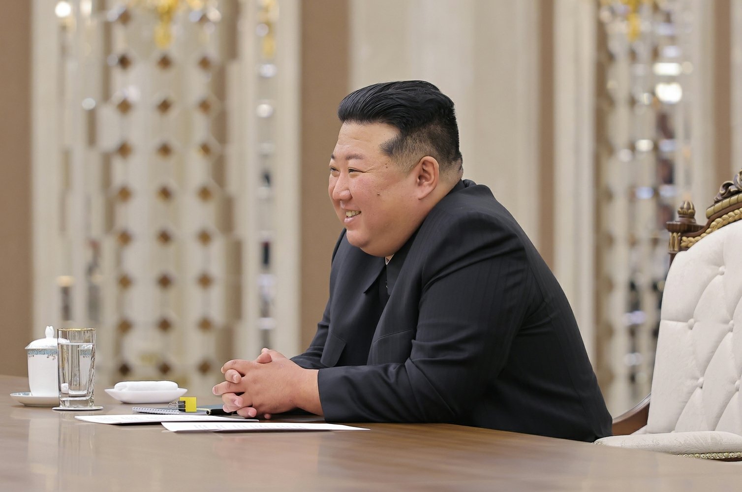 북한 노동당 기관지 노동신문은 17일 “조선노동당 총비서이시며 조선민주주의인민공화국 국무위원장이신 경애하는 김정은동지께서 7월 16일 조중(북중) 우호, 협조 및 호상원조에 관한 조약체결 65돐(주년)에 즈음하여 우리 나라를 공식친선방문하고있는 중국공산당 중앙위원회 정치국 상무위원회 위원이며 중국인민정치협상회의 전국위원회 주석인 왕호녕(왕후닝)동지를 단장으로 하는 중화인민공화국 당 및 정부대표단을 접견하시였다”고 보도했다.   (평양 노동신문=뉴스1)