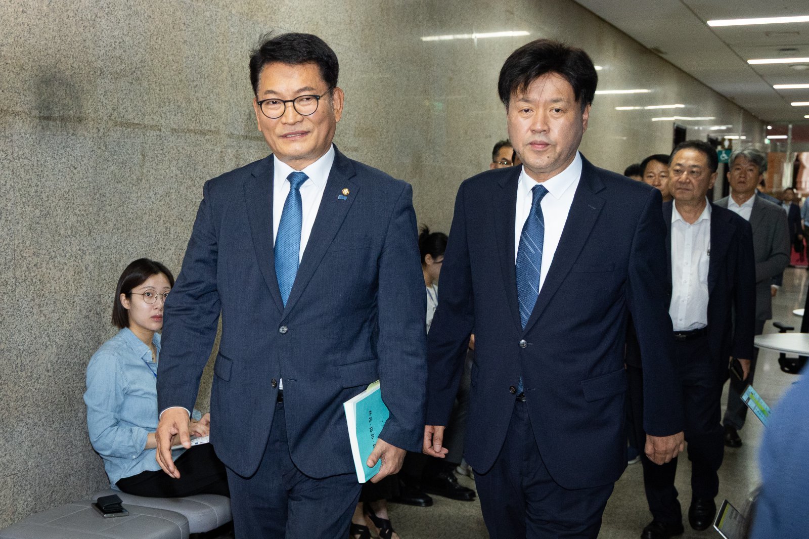 與전대 송영길-김용 후보자격 시비 11시간만에 “예외적 허용” 봉합