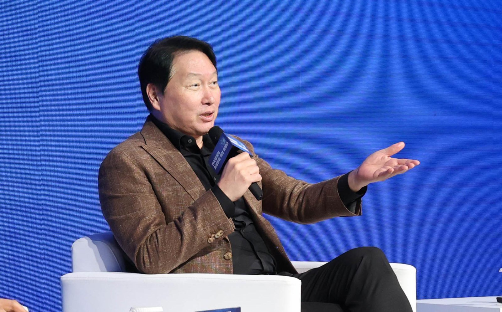 최태원 “SK하이닉스株 우상향, 샀다 팔았다 말고 갖고 있어라”