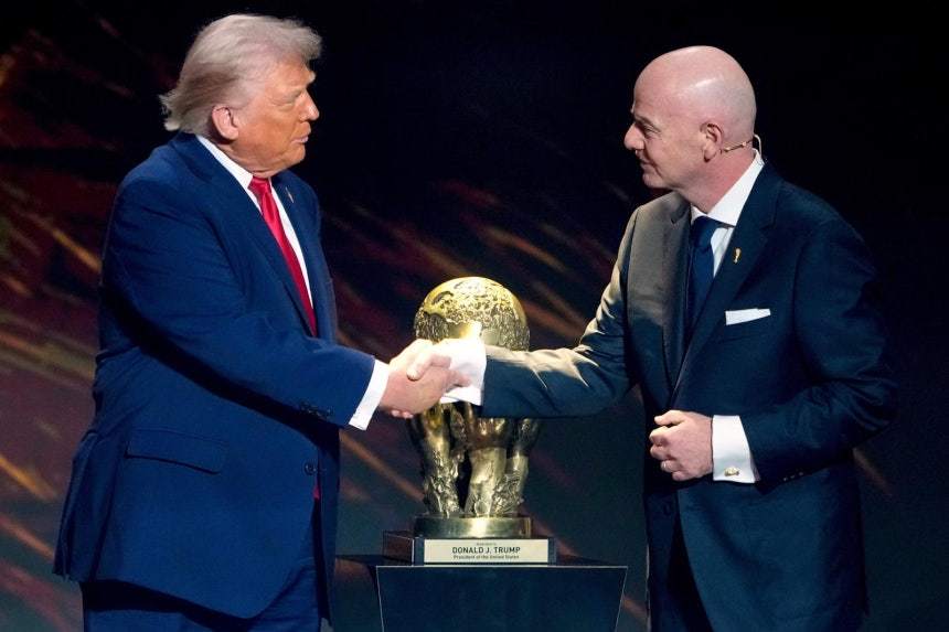 잔니 인판티노 국제축구연맹(FIFA) 회장(오른쪽)이 지난해 12월 5일 미국 워싱턴 케네디센터에서 세계 평화에 기여했다는 이유로 도널드 트럼프 미국 대통령에게 ‘제1회 FIFA 평화상’을 수여하고 있다. 인판티노 회장은 평소 트럼프 대통령의 ‘친구’를 자처한다. 워싱턴=AP 뉴시스