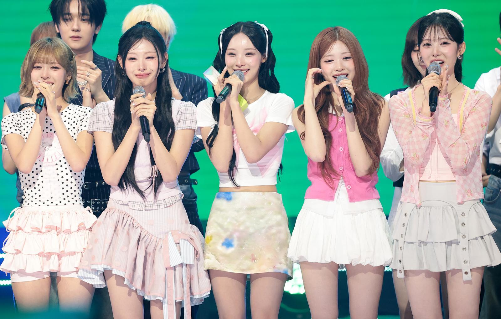 그룹 리센느 메이(왼쪽부터)와 미나미, 원이, 제나, 리브가 14일 오후 서울 마포구 상암 SBS프리즘타워에서 열린 SBS Life 음악 방송 ‘더 쇼(THE SHOW)’ 생방송에서 1위를 차지한 뒤 기뻐하고 있다. 뉴스1