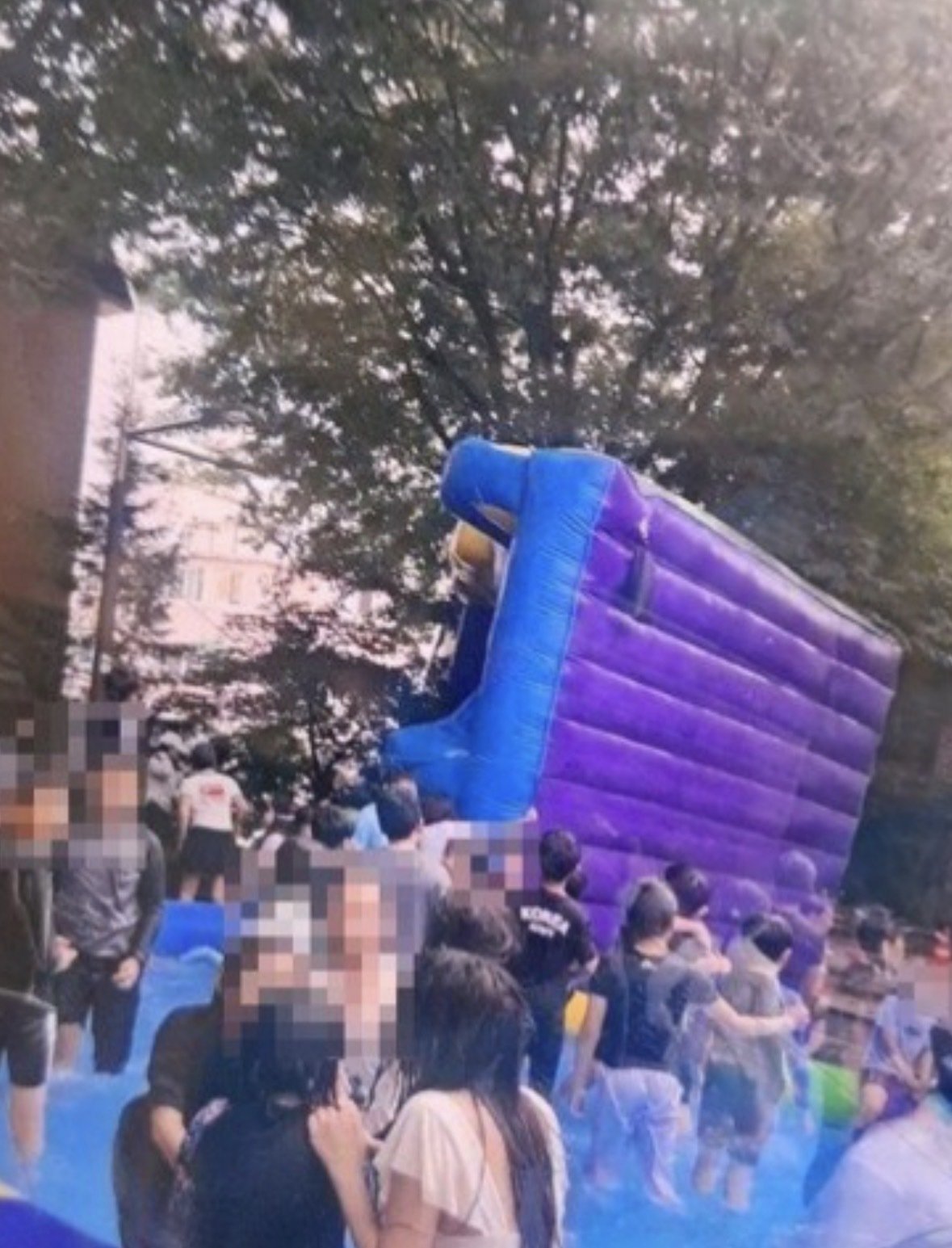 물놀이터서 에어바운스 갑자기 뒤집혀…어린이 5명 타박상
