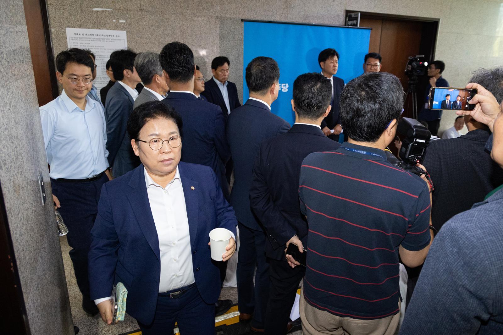 더불어민주당 문정복, 박지원 최고위원이 17일 서울 여의도 국회에서 열린 비공개 최고위원회의 중 ‘피선거권 자격 논란’ 관련 송영길 전 대표와 김용 전 민주연구원 부원장의 기자회견 옆을 지나고 있다.  민주당 지도부는 16일 심야 긴급 최고위원회 간담회를 열고 복당 후 6개월이 지나지 않은 송 전 대표와 당비를 미납한 김 전 부원장에 대한 피선거권 자격 문제를 논의했으나 결론내지 못했다. 2026.7.17.뉴스1