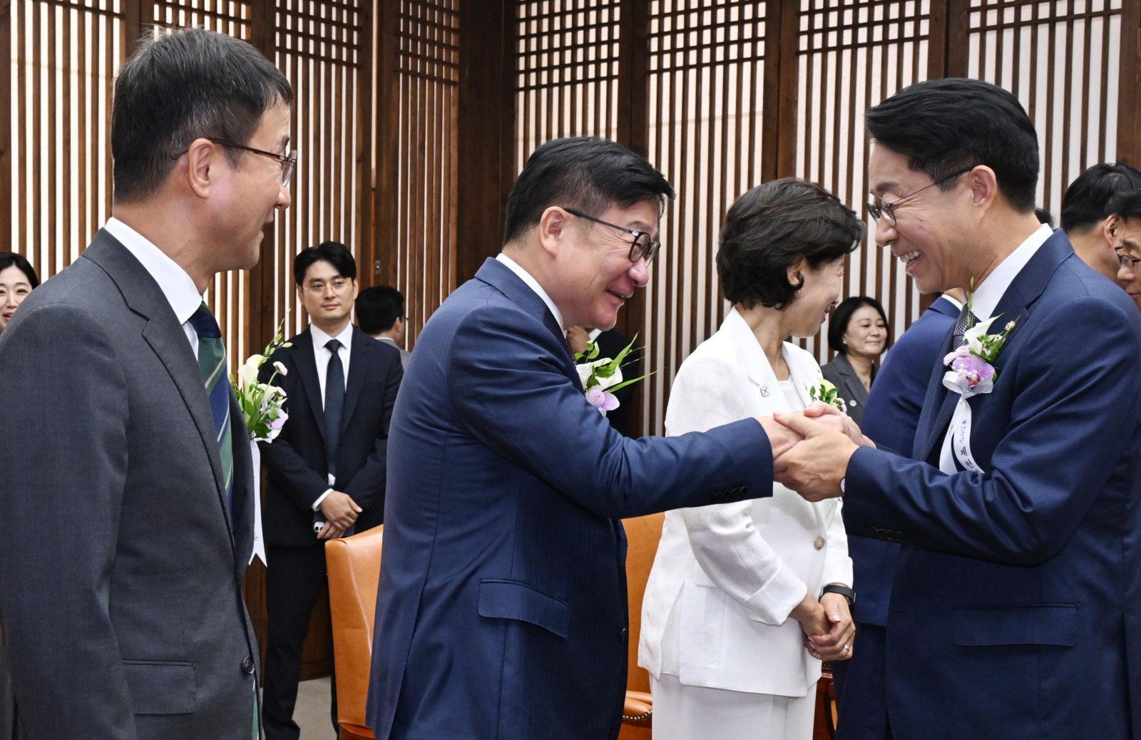 국회의장 “내년 개헌안 마련하자” 국힘 “원 구성 마무리부터”