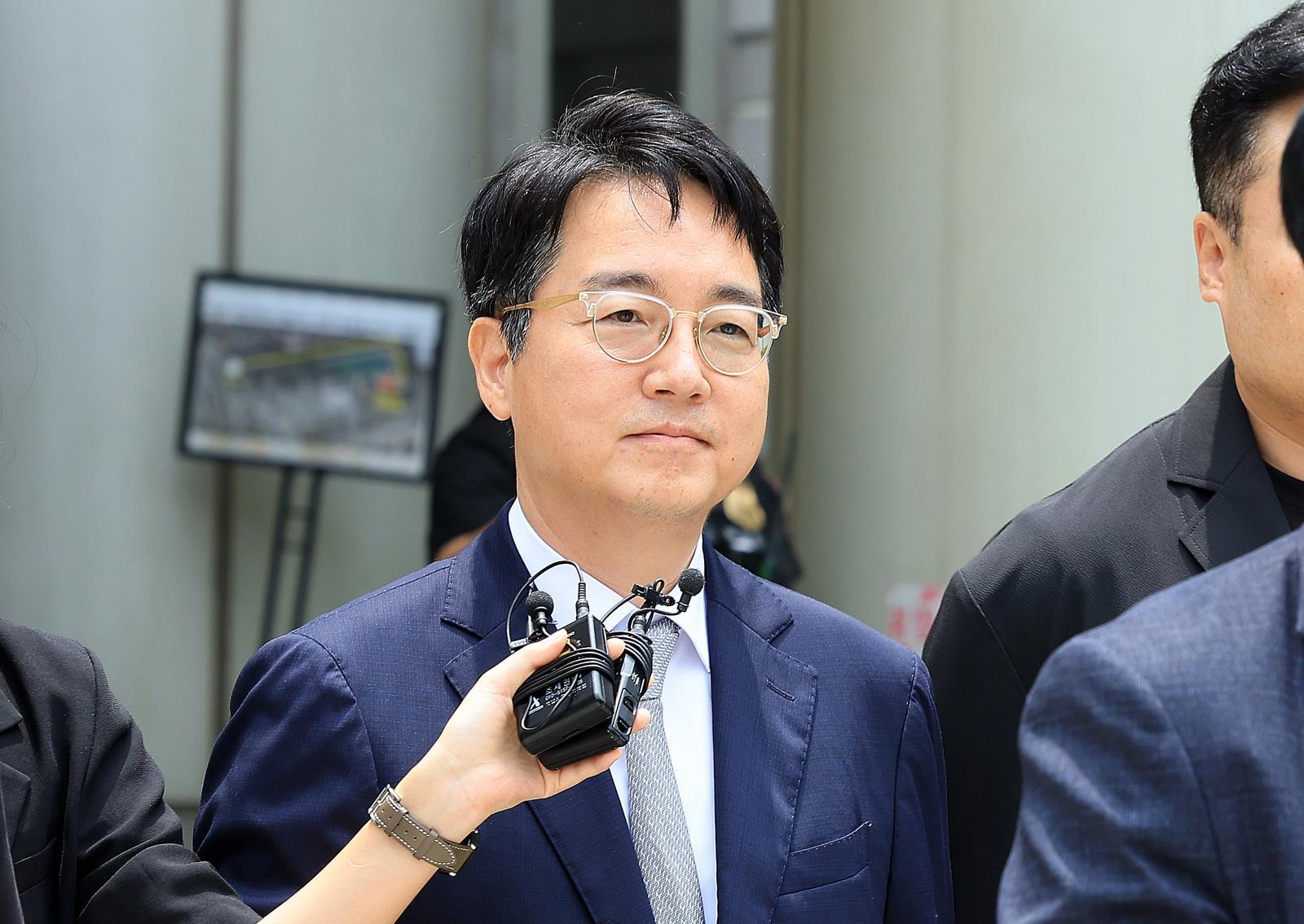 12·3 비상계엄 내란 가담 및 직권남용 혐의를 받고 있는 심우정 전 검찰총장이 16일 서울 서초구 서울중앙지법에서 열린 구속 전 피의자 심문(영장실질심사)을 마치고 법원을 나서고 있다. 2026.7.16 뉴스1