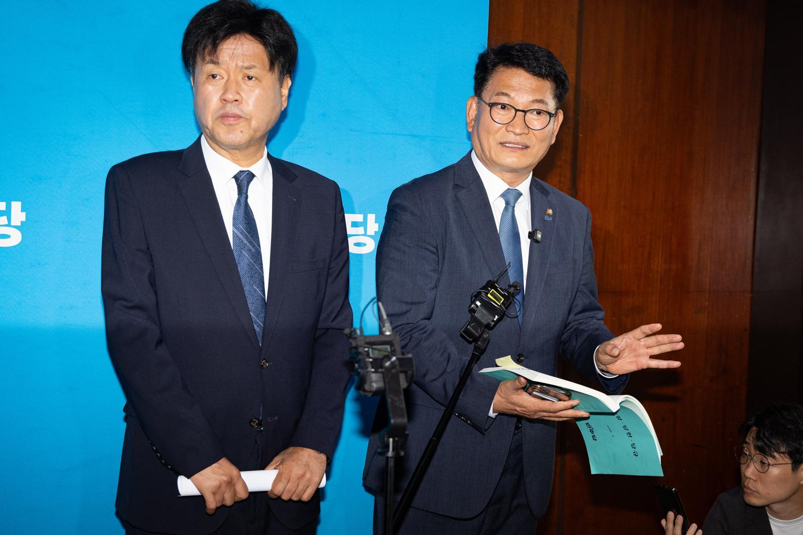 더불어민주당 8·17 전당대회에서 당대표에 출마하려다 ‘피선거권 자격 논란’에 휩싸인 송영길 전 대표와 최고위원 출마자 김용 전 민주연구원 부원장이 17일 서울 여의도 국회에서 열린 비공개 최고위원회의에 참석 후 기자회견을 하고 있다. 026.7.17 뉴스1