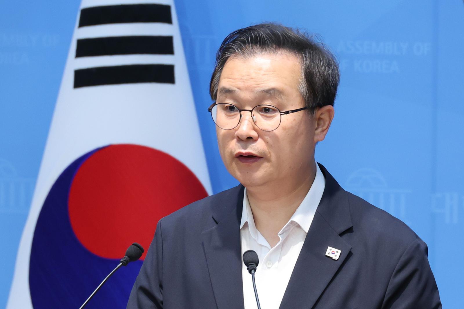이건태 더불어민주당 의원이 15일 서울 여의도 국회 소통관에서 정치 현안 관련 기자회견을 하고 있다. 2026.7.15 뉴스1