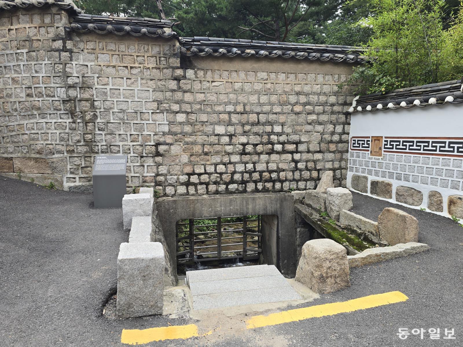 소설  ＜대온실 수리 보고서＞의 주인공인  영두와 친구들이 창덕궁으로 들어가던 길도 저 철조망이 아니었을까요?  변영욱 기자 cut@donga.com