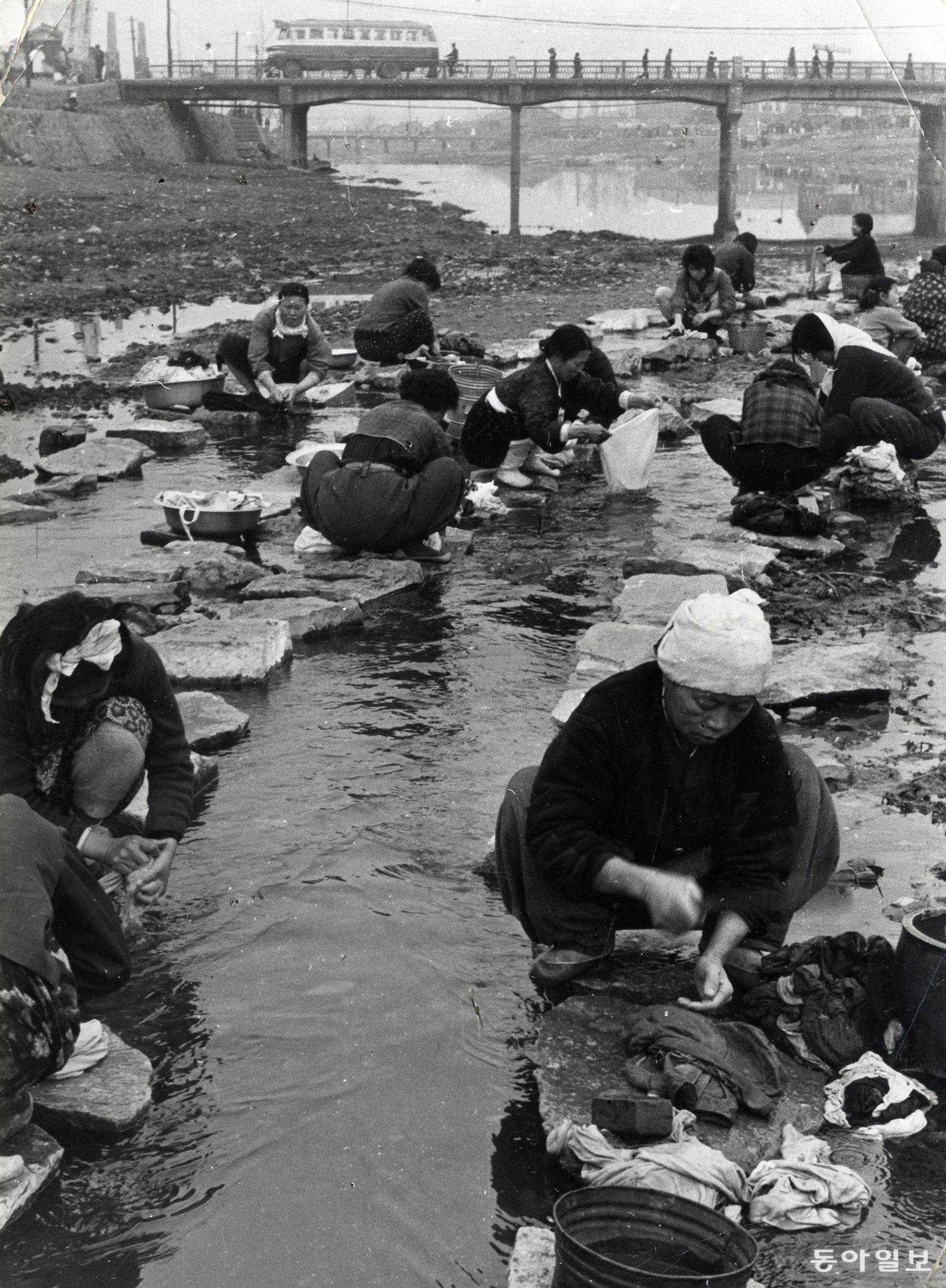 겨우내 밀렸던 때를 한꺼번에 씻고 있다.  동아일보 DB. 1975년 3월 31일 촬영.