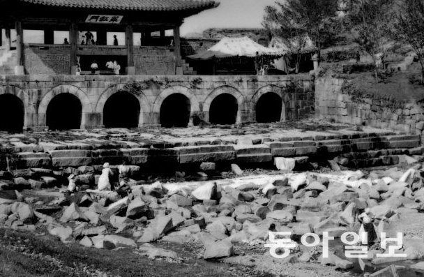 수원 화홍문 아래의 빨래터(1911)독일 상트 오틸리엔 수도원의 노르베르트 베버 신부가 1911년 방한 당시 촬영한 사진.  화홍문 아래 평평한 암반 위에서 빨래를 하거나 천을 널어 말리는 아낙네들의 모습에서 당시 수원 주민들의 생생한 생활상이 묻어난다. (사진 제공=독일 상트 오틸리엔 총원교구 아카이브)