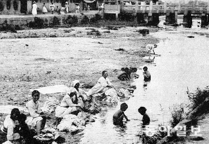 아낙네의 빨래터와 어린이의 놀이터로 사용된  청계천 수표교 의 1900년경 모습. 현재의 청계천 2가 개천.  작자 미상.