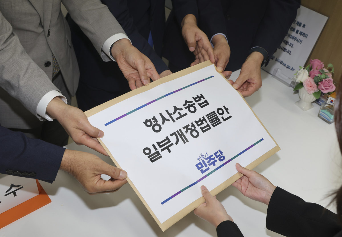 더불어민주당 김승원, 김한규, 박상혁, 이해식 의원이 7월 9일 서울 여의도 국회 의안과에 형사소송법 일부 개정법률안을 제출하고있다. 검찰의 보완수사권을 폐지하는 것이 핵심 내용이다. 뉴시스