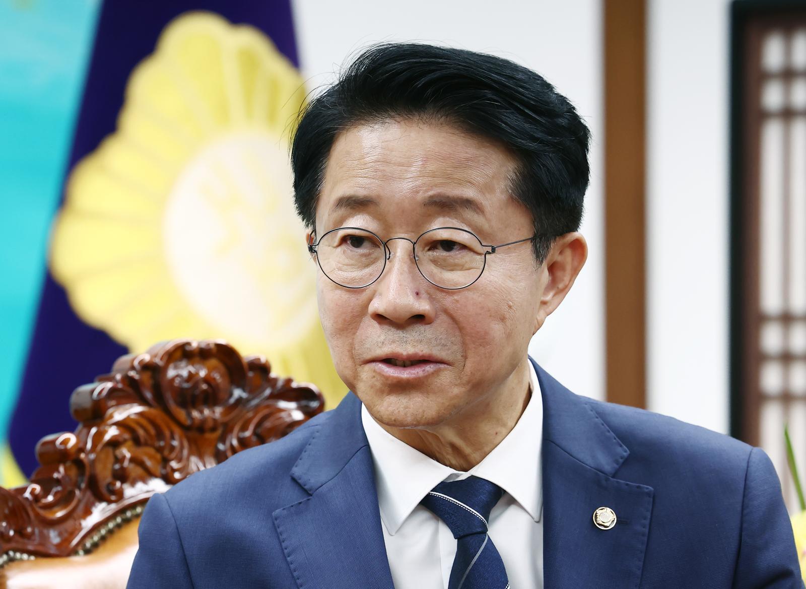조정식 국회의장이 지난 14일 오후 서울 여의도 국회에서 최교진 교육부 장관을 접견하고 있다. 2026.7.14. 뉴스1