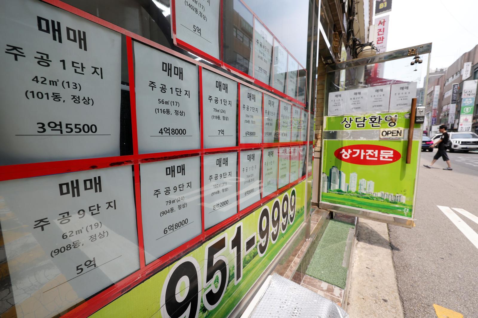은행권의 주택담보대출 규제 강화로 10억~15억원대 아파트 거래가 위축되는 대신 10억원 이하 중저가 아파트로 수요가 이동하면서 노도강(노원·도봉·강북구) 등 서울 외곽에서는 매수세와 호가가 함께 오르고 있다.  16일 서울 노원구 한 부동산에 매물 정보가 게시돼 있다. 2026.07.16 뉴시스