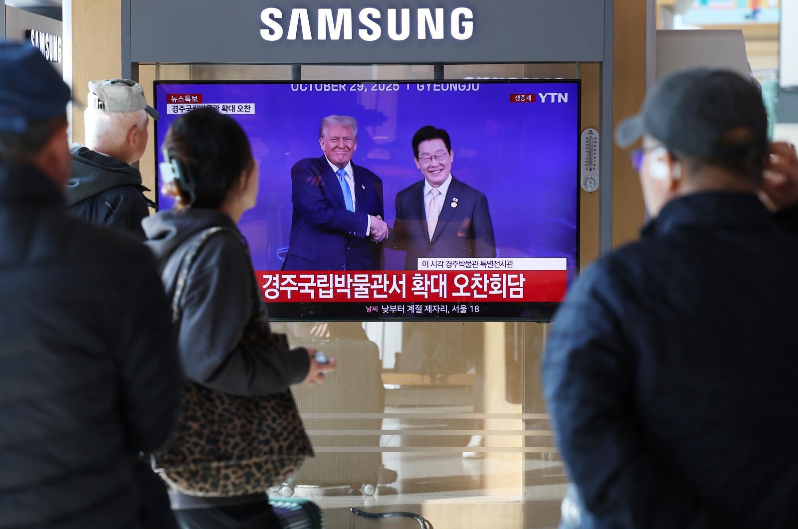 서울역 대합실에서 시민들이 이재명 대통령과 도널드 트럼프 미국 대통령의 경주 APEC 계기 2차 한미 정상회담 생중계를 지켜보고 있다. 뉴스1