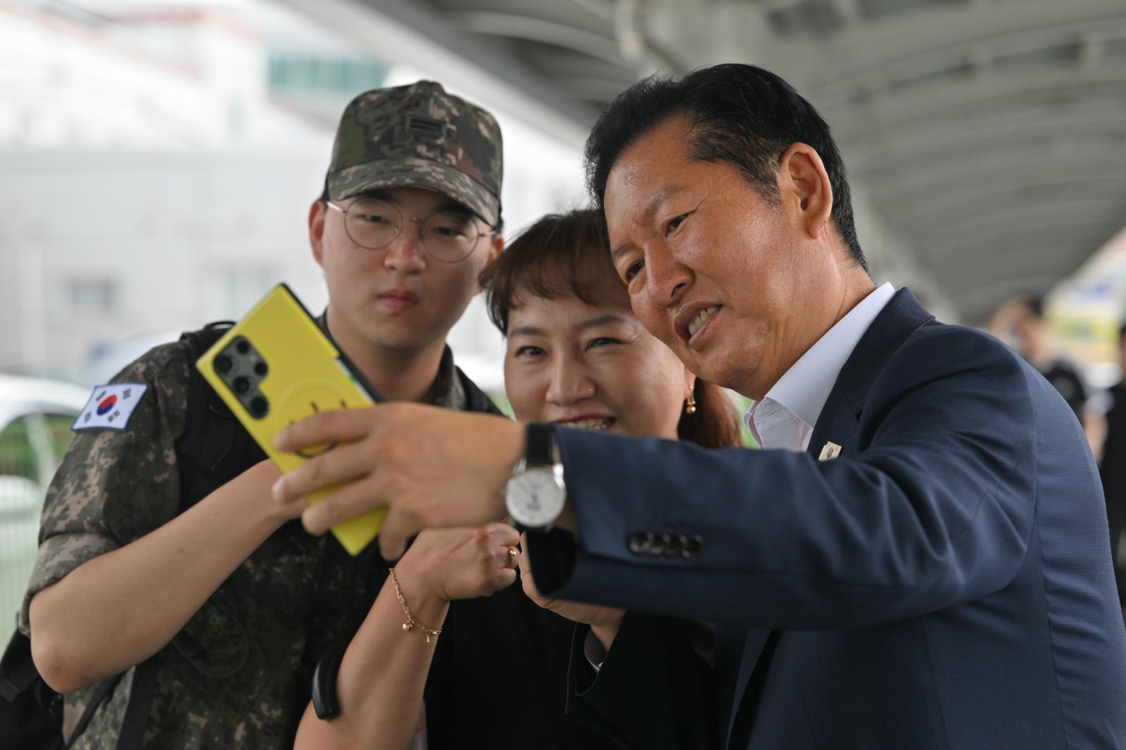 정청래 더불어민주당 전 당대표가 제헌절 연휴 이튿날인 18일 오전 전남광주 광산구 광주송정역에서 시민들과 인사를 주고받고 있다. 2026.07.18 [전남광주=뉴시스]
