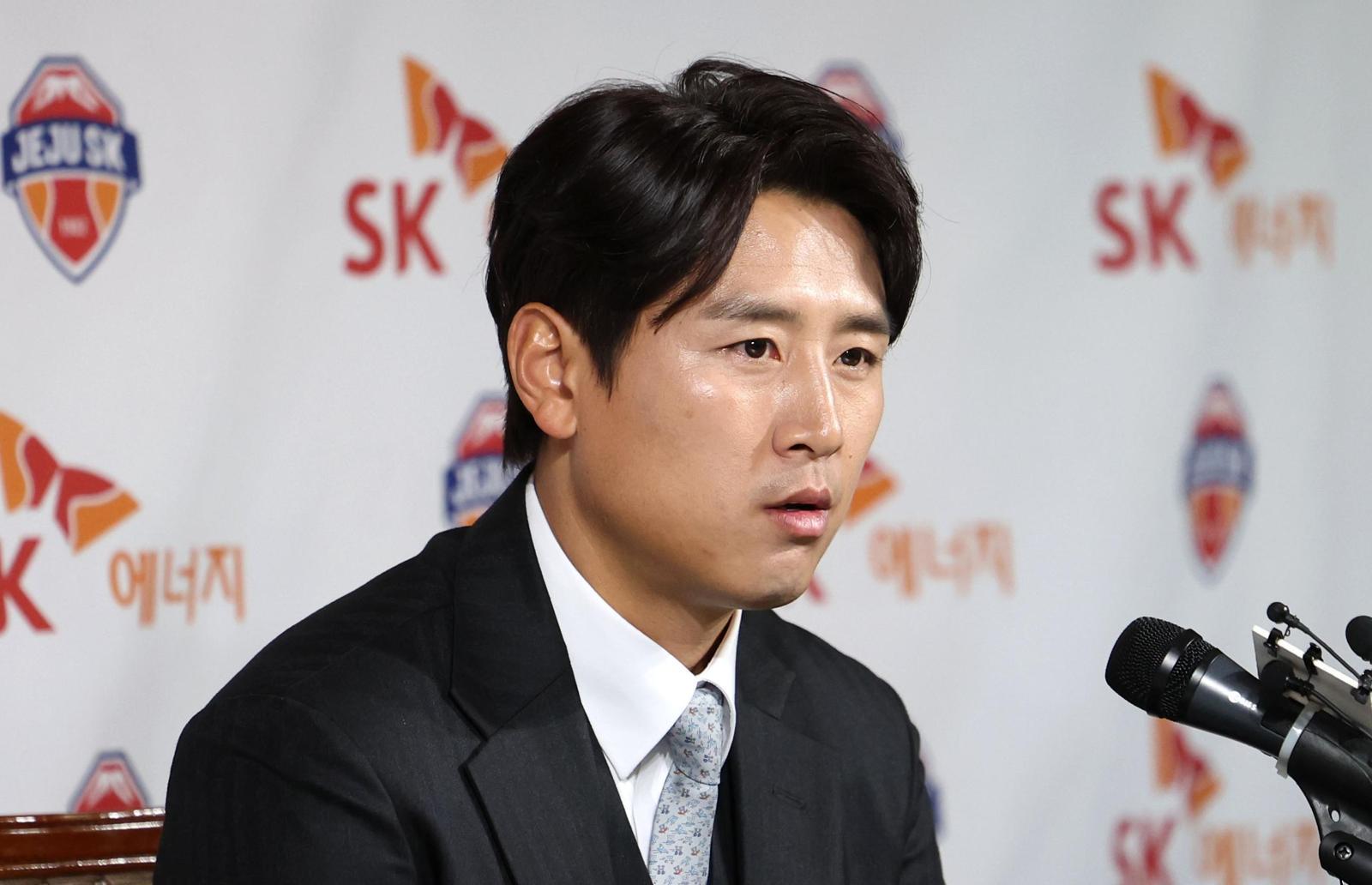 제주SK FC 구자철이 14일 서울 종로구 축구회관에서 현역 은퇴 기자회견을 하고 있다. 구자철은 은퇴 후 제주SK FC의 유소년 어드바이저로 활동한다. 2025.01.14 뉴시스