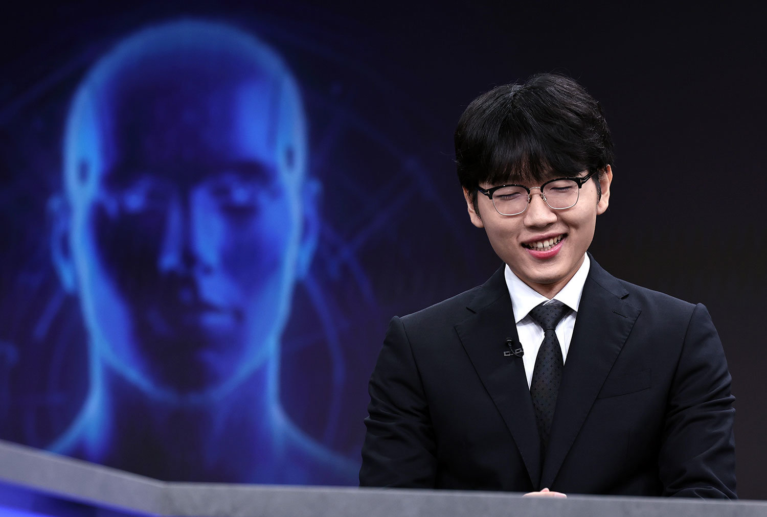 인간, 10년 만에 AI를 이겼다…신진서, 바둑 AI 카타고 꺾어