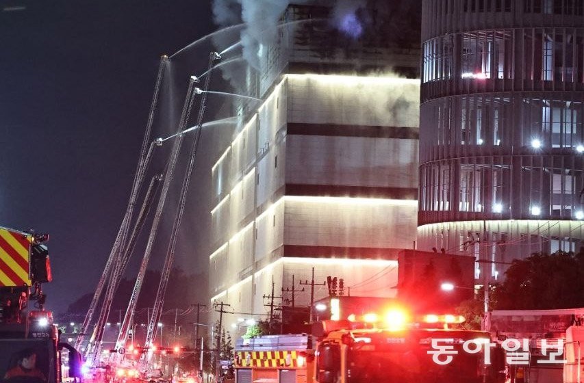 19일 오후 인천 서구 석남동 쿠팡32물류센터에서 화재가 발생해 소방당국이 진화 작업을 벌이고 있다. 화재로 붕괴 우려가 제기되면서 인근 주민들에게 대피령이 내려졌다. 양회성 기자 yohan@donga.com