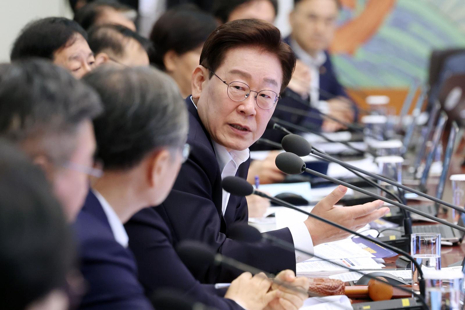 李 언급 임신중지약 도입 논의에… 여성계 “환영” 의료계 “우려”