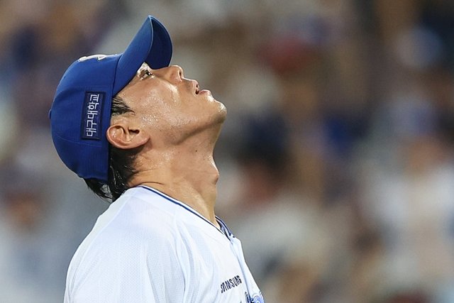 대구 하늘을 올려다보고 있는 삼성 김재윤. 삼성 라이온즈 제공