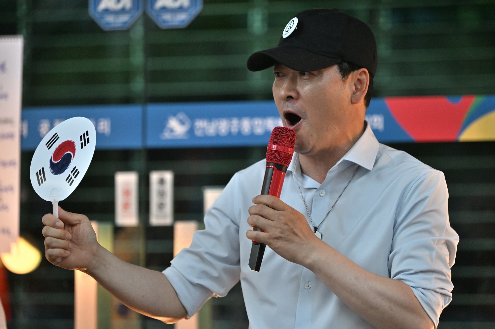 장동혁 국민의힘 당대표가 15일 광주시선관위 앞에서 열린 보수 성향 단체 호남우파친구들의 선관위 개혁 집회에 참여해 구호를 외치고 있다. 2026.07.15 전남광주=뉴시스