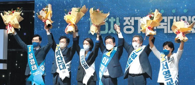 2022년 8월 전당대회가 끝난 뒤 민주당 이재명 신임 당 대표가 최고위원 당선자들과 함께 손을 들며 인사하고 있다. 왼쪽부터 장경태 박찬대 고민정 의원, 이 대표, 정청래, 서영교 의원. 사진공동취재단