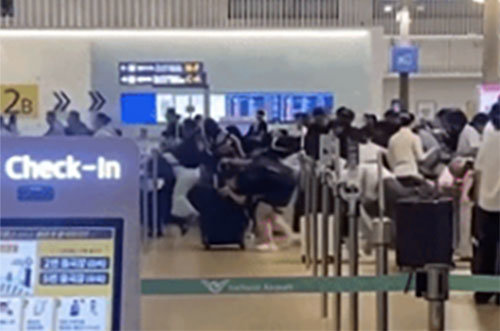 허리 숙이고 캐리어 돌진…인천공항 ‘집단 새치기’ 난동