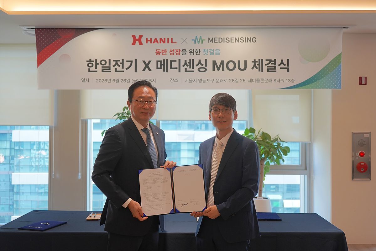 한일전기와 메디센싱 업무협약식에 참석한 강재성 한일전기 사장과 김성은 메디센싱 대표(왼쪽부터) / 출처=한일전기