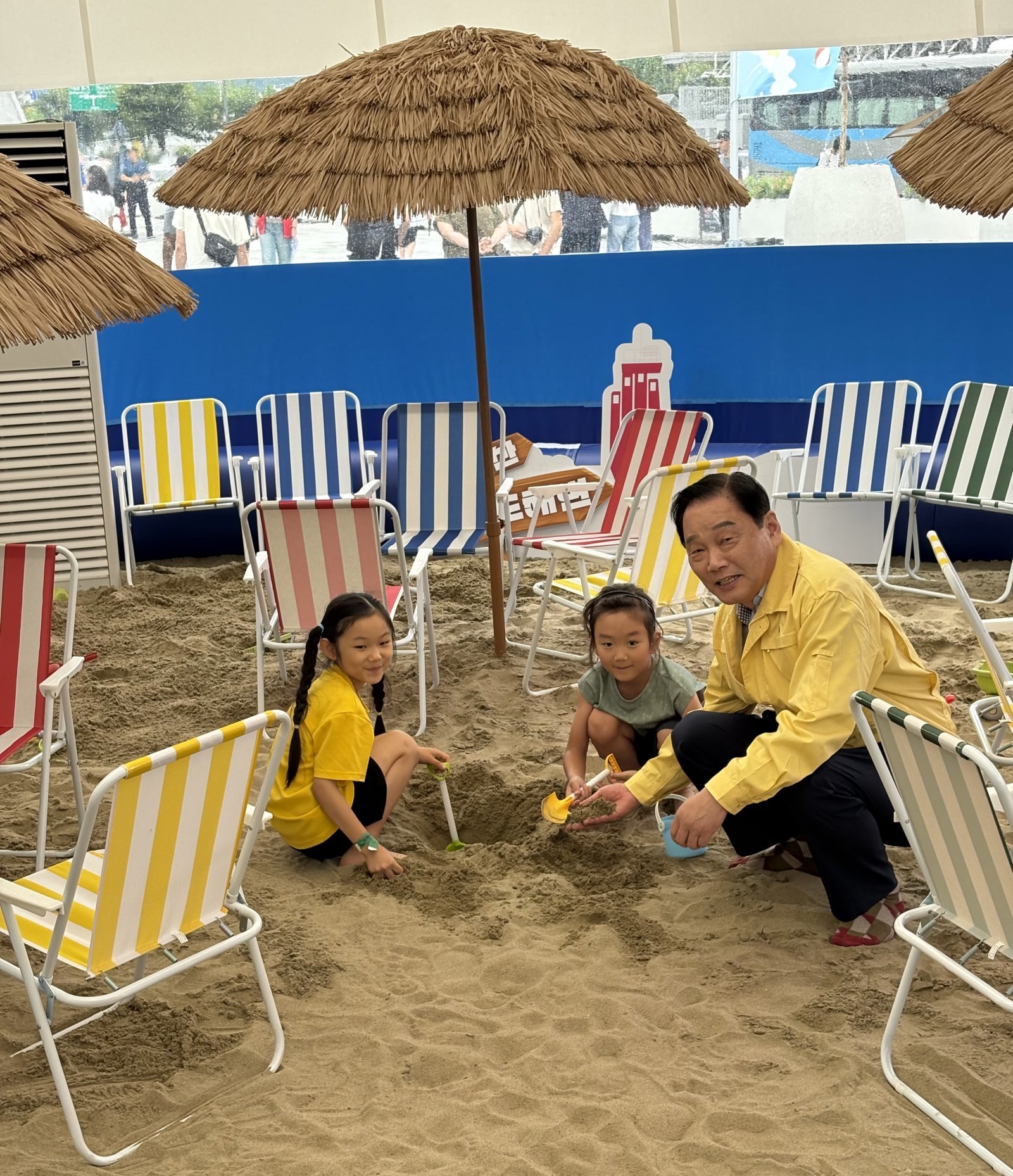 플레이웨이브 존 ‘샌드 아지트’에서 길기연 서울관광재단 대표이사가 아이들과 함께 모래놀이를 하고 있다. 황수영 기자