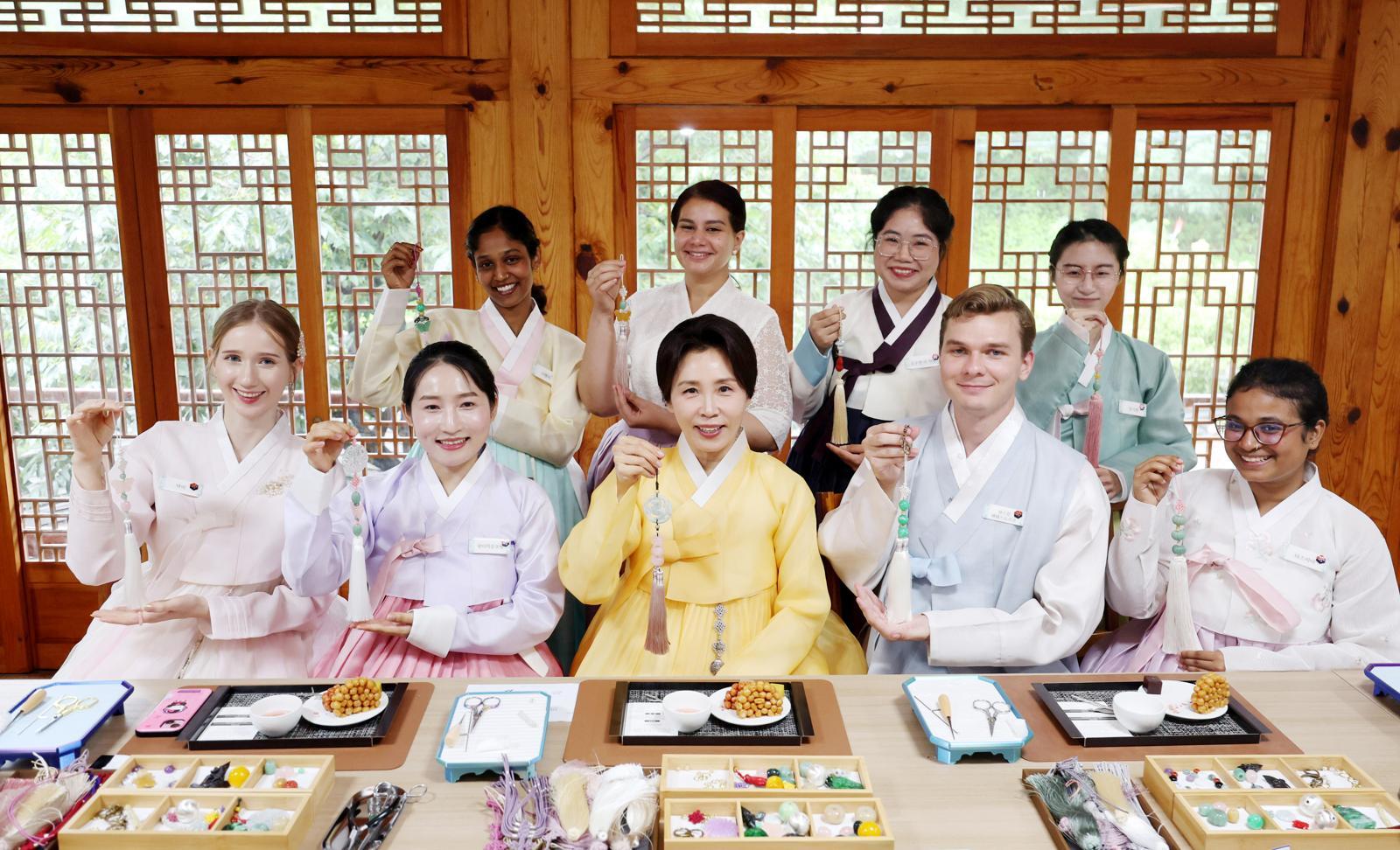 김혜경 여사, 외국인 청년들과 노리개 제작 체험…“순방 때 차고 갈 것”