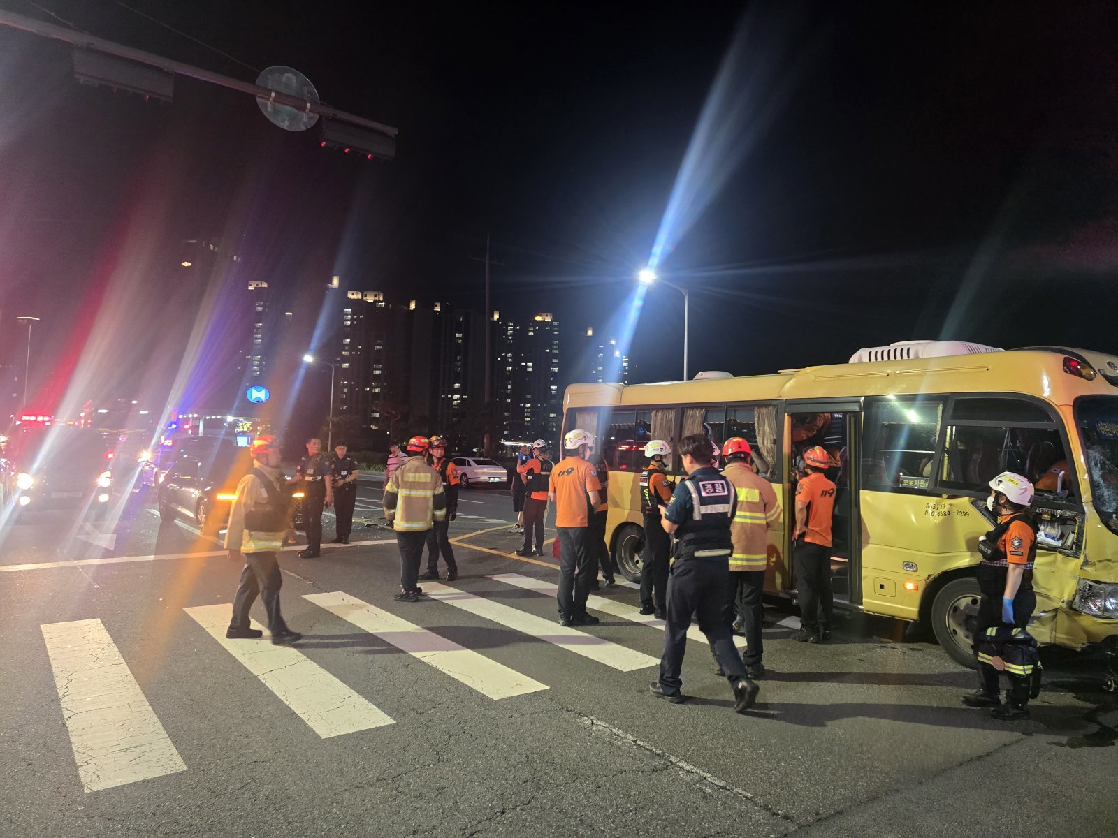 군산에서 소형 통근버스-승용차 충돌…10명 경상