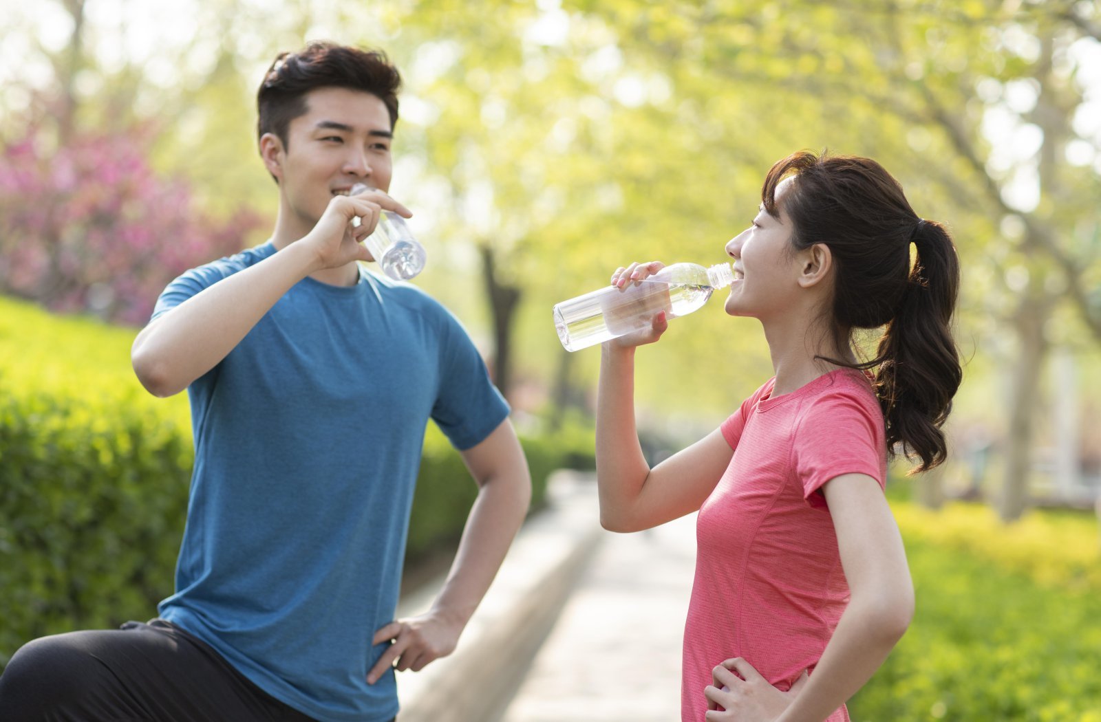 땀을 흘린 뒤에는 수분뿐 아니라 몸에서 빠져나간 전해질을 함께 보충하는 것이 중요하다. ‘보나쉬 영차’는 생수에 스틱 한 포를 넣어 흔들어 마시는 분말 음료로 운동 후 간편하게 마실 수 있다. 게티이미지뱅크