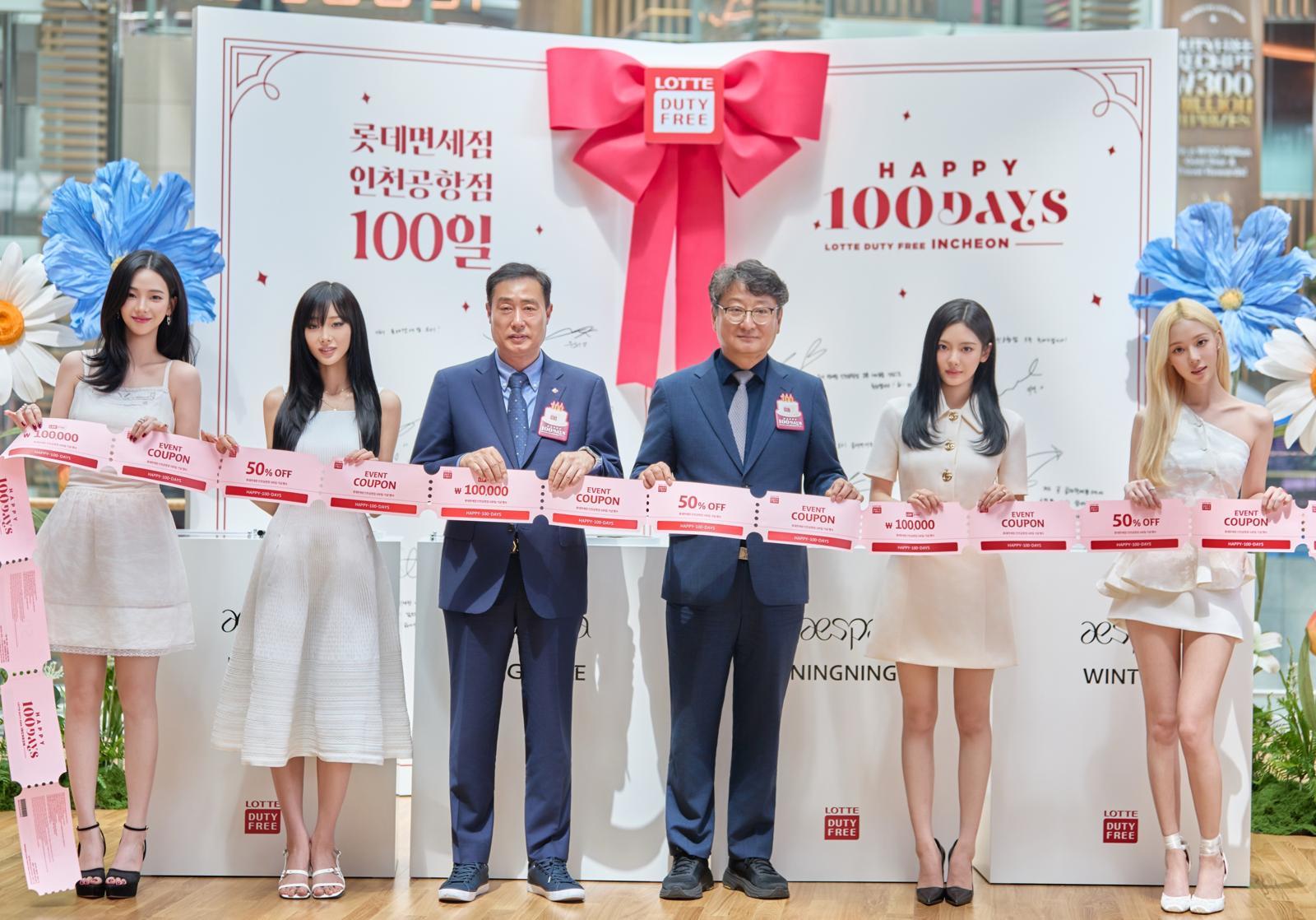 롯데면세점 인천공항점 오픈 100일을 축하하기 위해 마련된 이번 기념식에는 김동하 롯데면세점 대표이사를 비롯해 김창규 인천국제공항공사 운영본부장 등 관계자들이 참석해 자리를 빛냈다. 특히 롯데면세점의 글로벌 모델인 인기 아이돌 그룹 ‘에스파’가 참석해 국내외 여행객들의 시선을 사로잡았다. 롯데면세점 제공