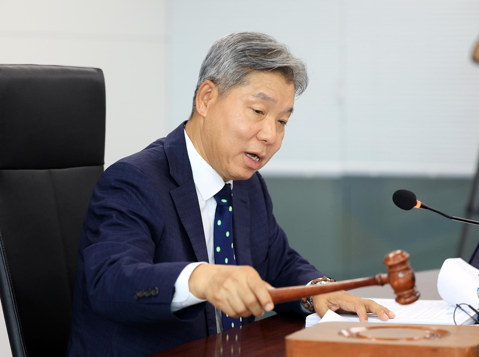 이영진 스포츠공정위원회 위원장이 20일 서울 송파구 올림픽회관에서 열린 배재고 야구부 징계 재심의를 열고 있다. 2026.7.20 뉴스1