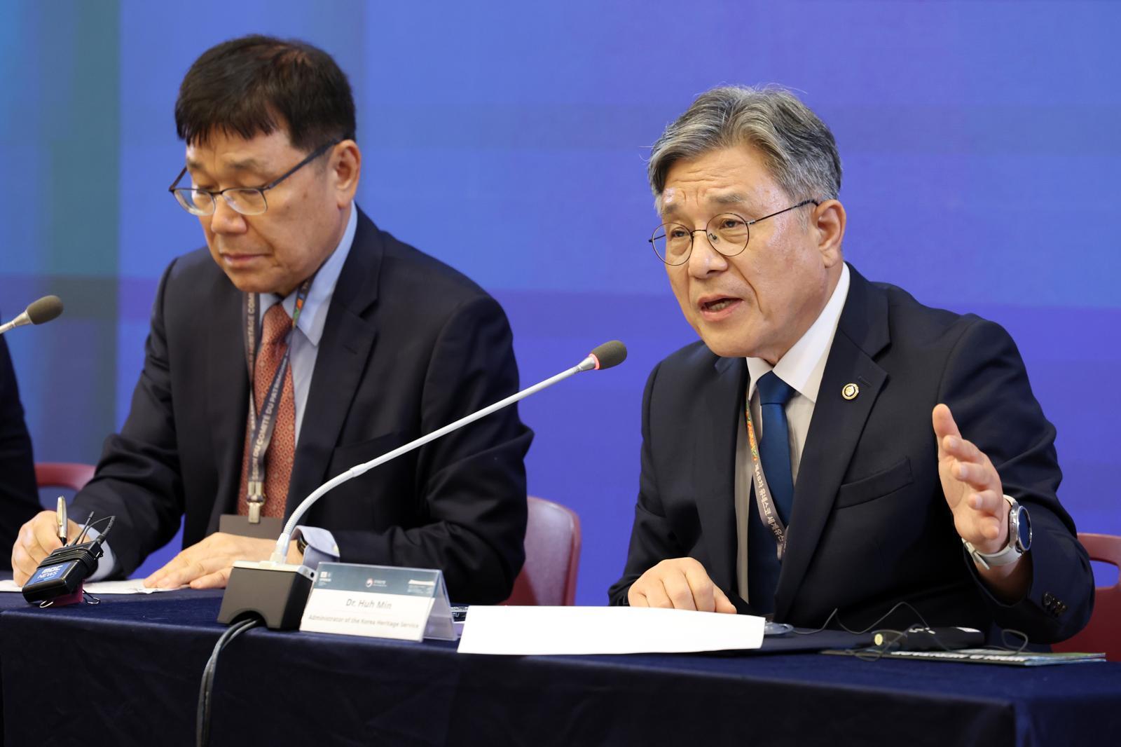 허민(오른쪽) 국가유산청장과 이병현 제48차 세계유산위원회 의장이 제48차 유네스코 세계유산위원회가 열리는 20일 부산 벡스코 미디어센터에서 기자회견을 하고 있다. 2026.07.20 부산=뉴시스